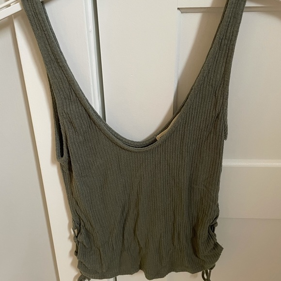Project Social Cropped tank in army green - Picture 1 of 3